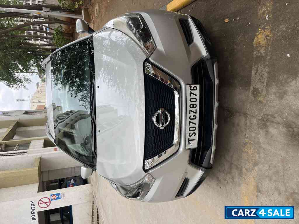 Silver Nissan Kicks XV premium Diesel