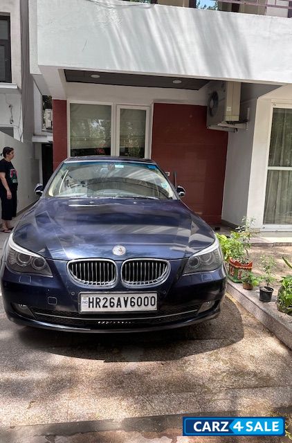 Blue BMW 5-Series 525i Blue BMW 5-Series 525i