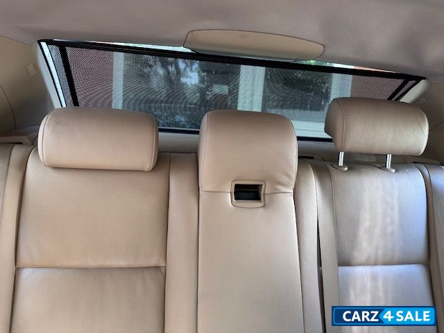 Blue BMW 5-Series 525i Blue BMW 5-Series 525i