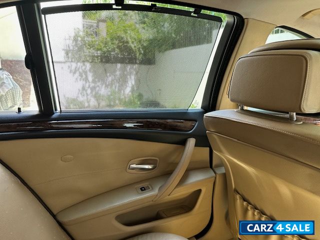 Blue BMW 5-Series 525i Blue BMW 5-Series 525i