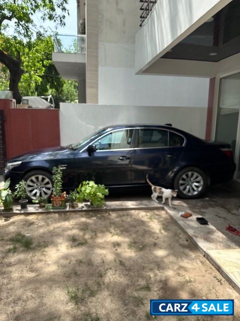 Blue BMW 5-Series 525i Blue BMW 5-Series 525i