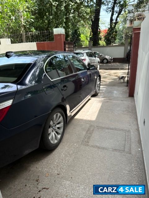 Blue BMW 5-Series 525i Blue BMW 5-Series 525i