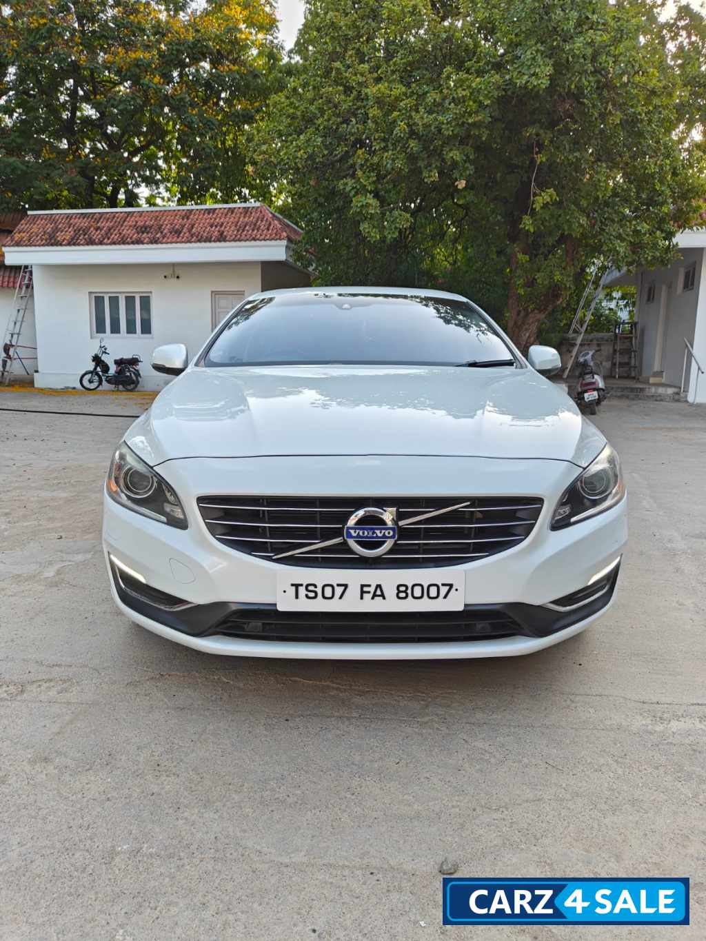 White & Black Volvo S60 D5 White & Black Volvo S60 D5