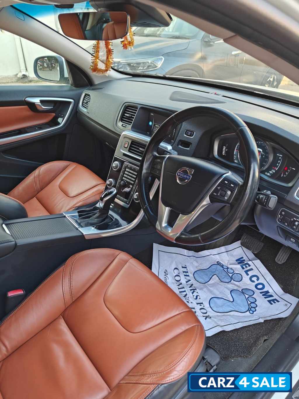 White & Black Volvo S60 D5 White & Black Volvo S60 D5