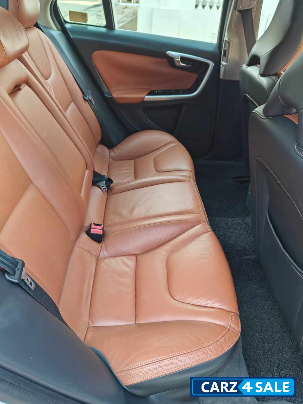 White & Black Volvo S60 D5 White & Black Volvo S60 D5