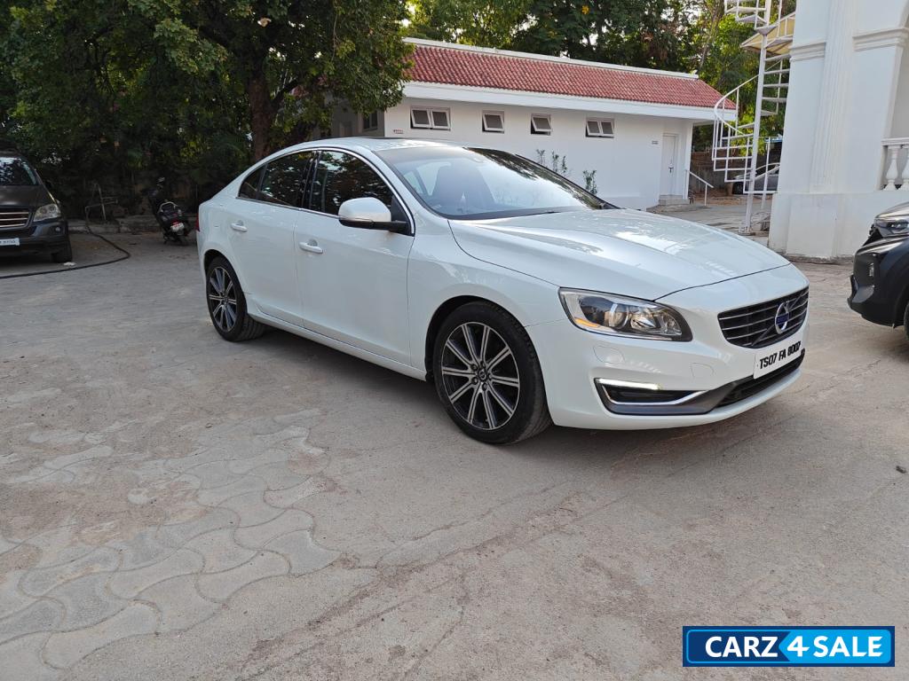 White & Black Volvo S60 D5 White & Black Volvo S60 D5