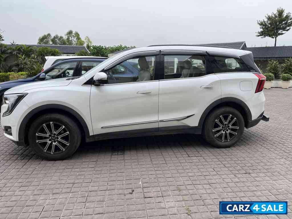 White Mahindra XUV700 Top model