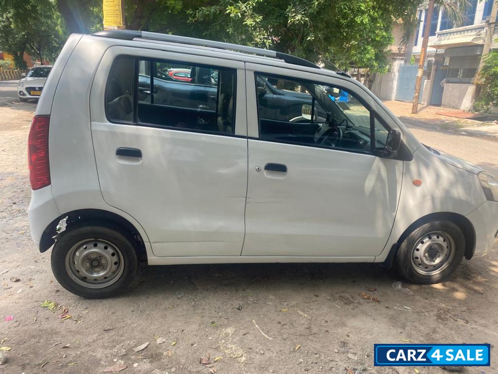 White Maruti Suzuki Wagon R CNG LXI