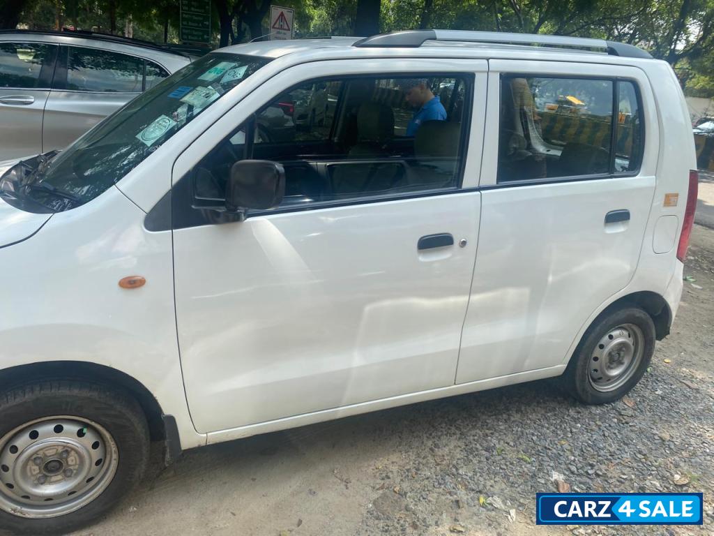 White Maruti Suzuki Wagon R CNG LXI