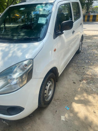 White Maruti Suzuki Wagon R CNG LXI