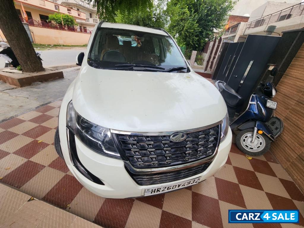 Pearl White Mahindra XUV 500 w11 optional