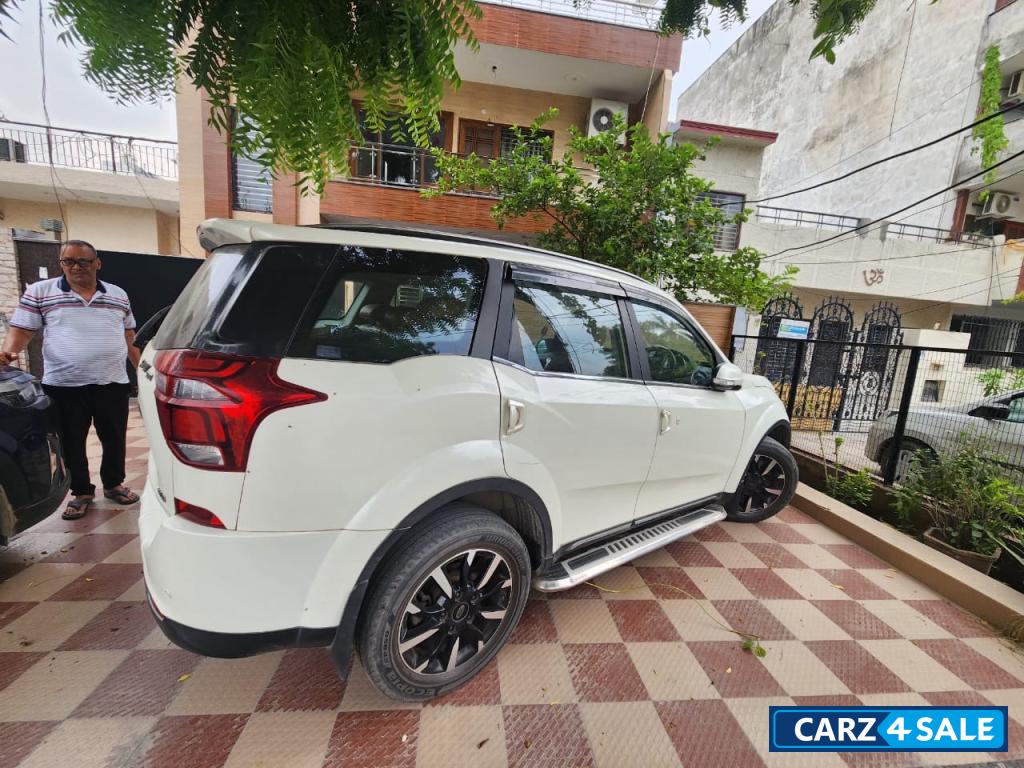 Pearl White Mahindra XUV 500 w11 optional