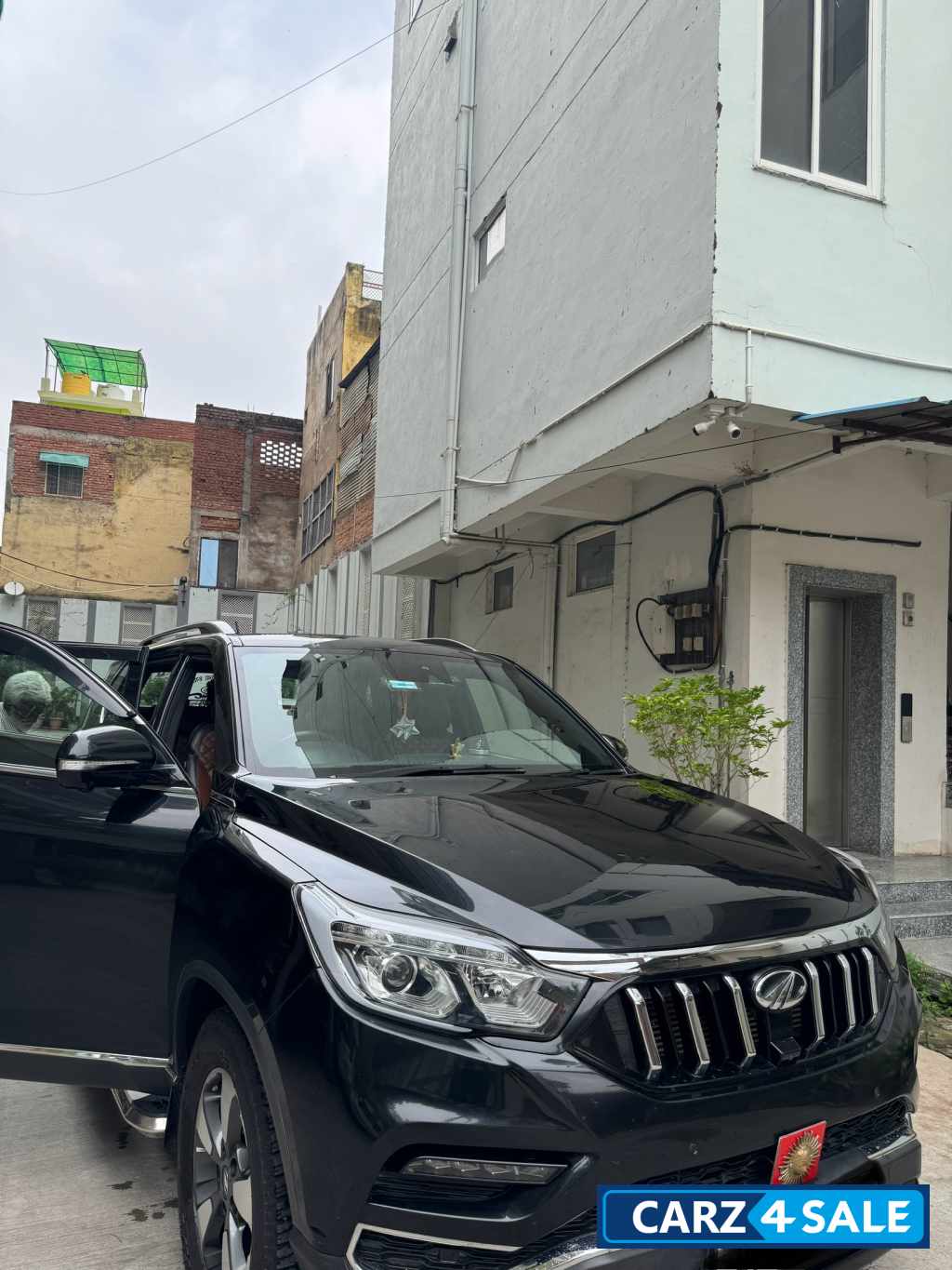 Black Mahindra Alturas 4x4