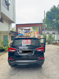 Black Mahindra Alturas 4x4