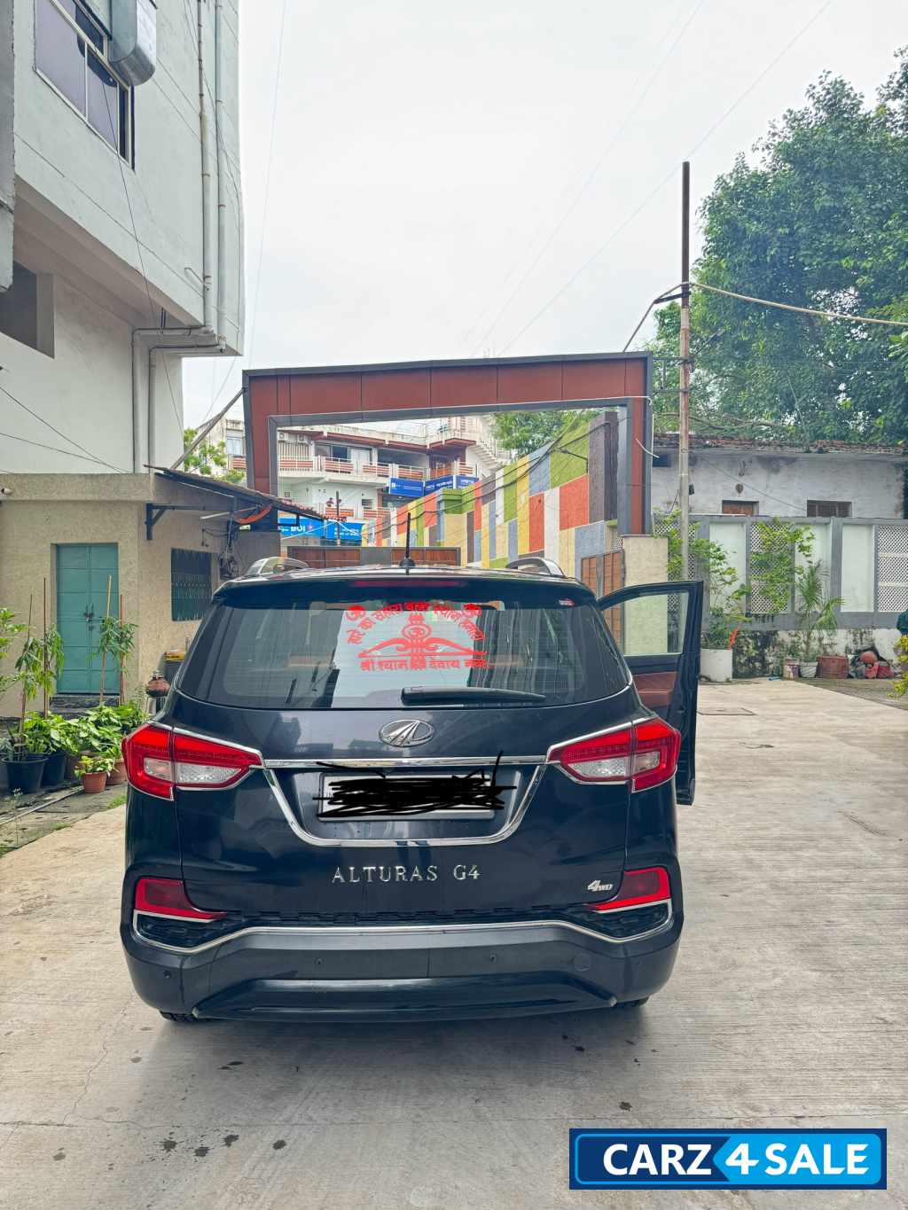 Black Mahindra Alturas 4x4