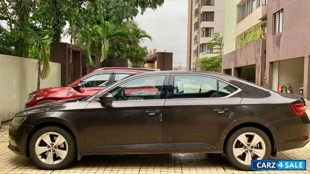 Magnetic Brown Metal Skoda Superb Style MT