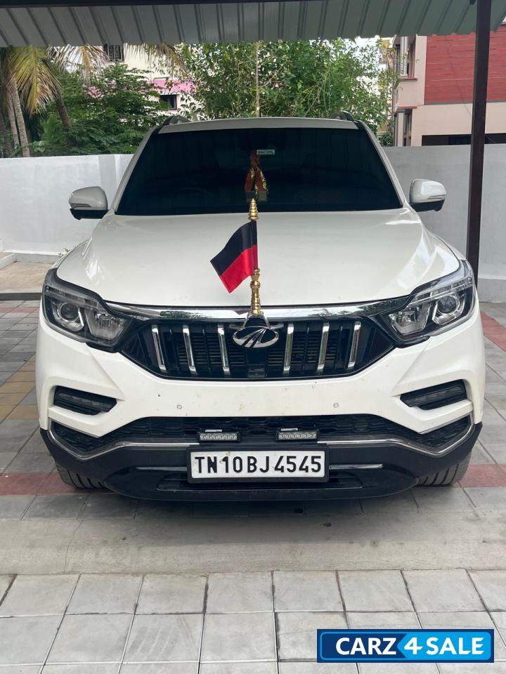 Pearl White Mahindra Alturas G4
