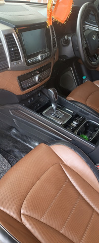 Pearl White Mahindra Alturas G4