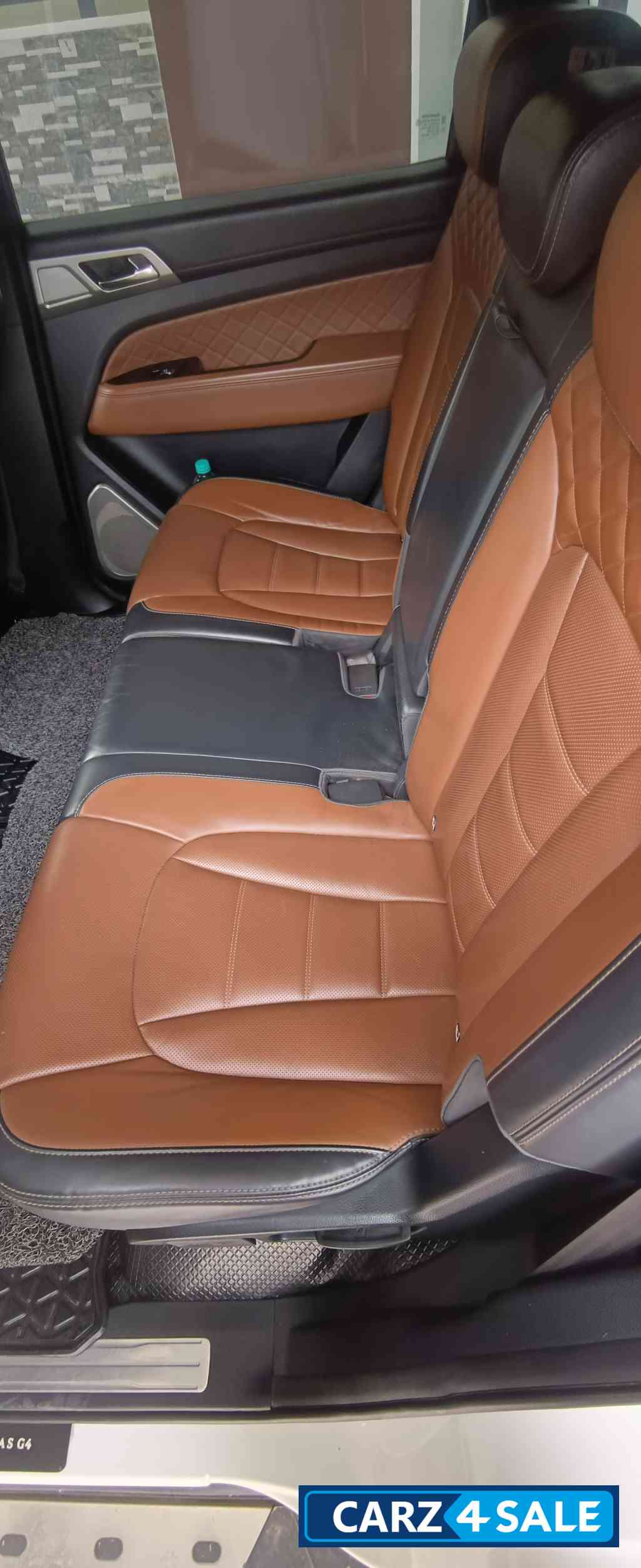 Pearl White Mahindra Alturas G4