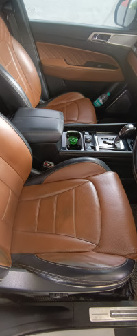 Pearl White Mahindra Alturas G4