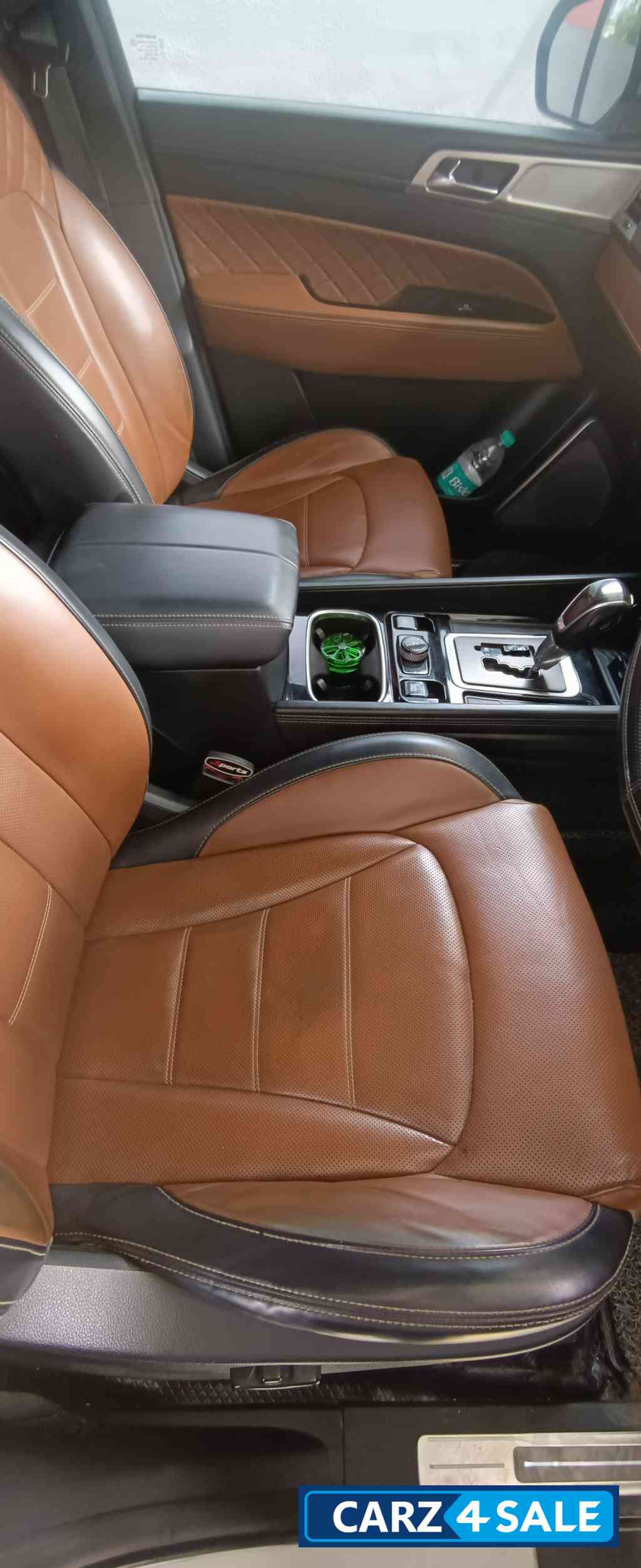 Pearl White Mahindra Alturas G4