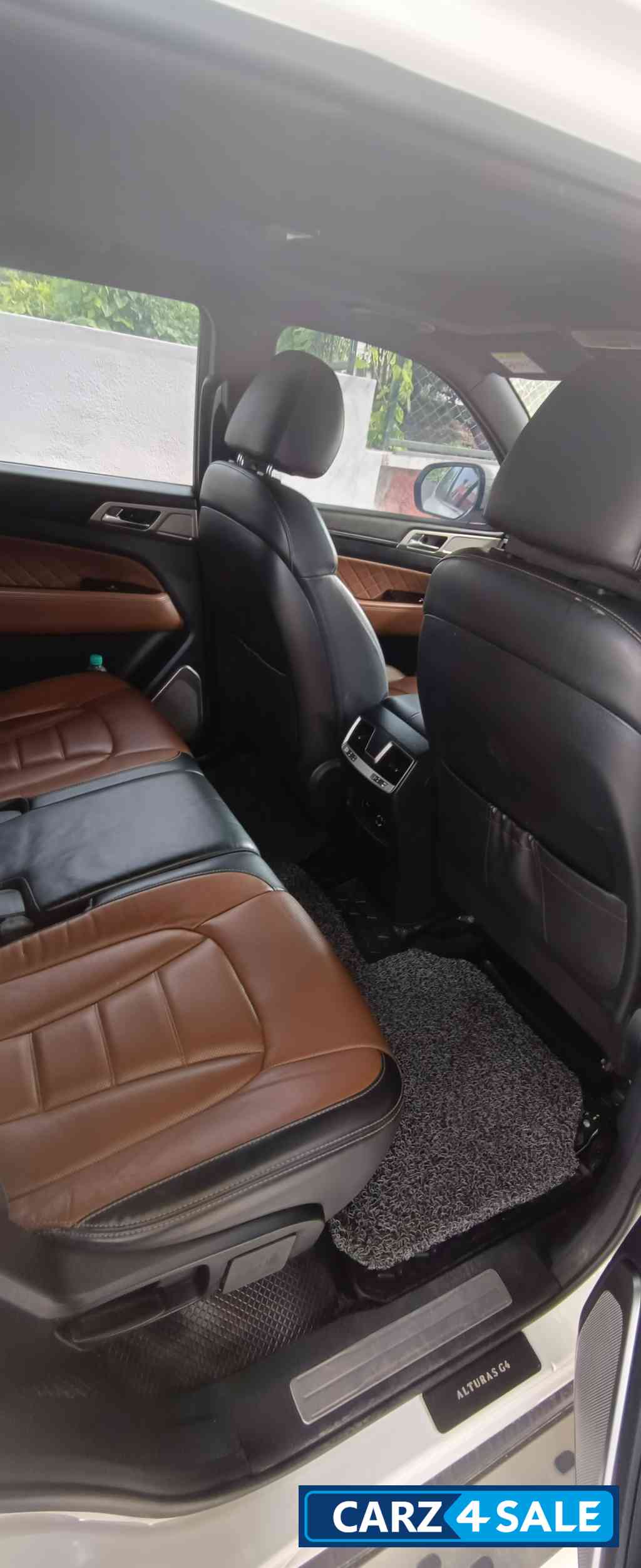 Pearl White Mahindra Alturas G4