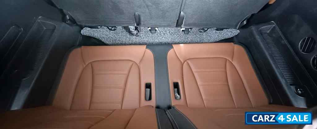 Pearl White Mahindra Alturas G4