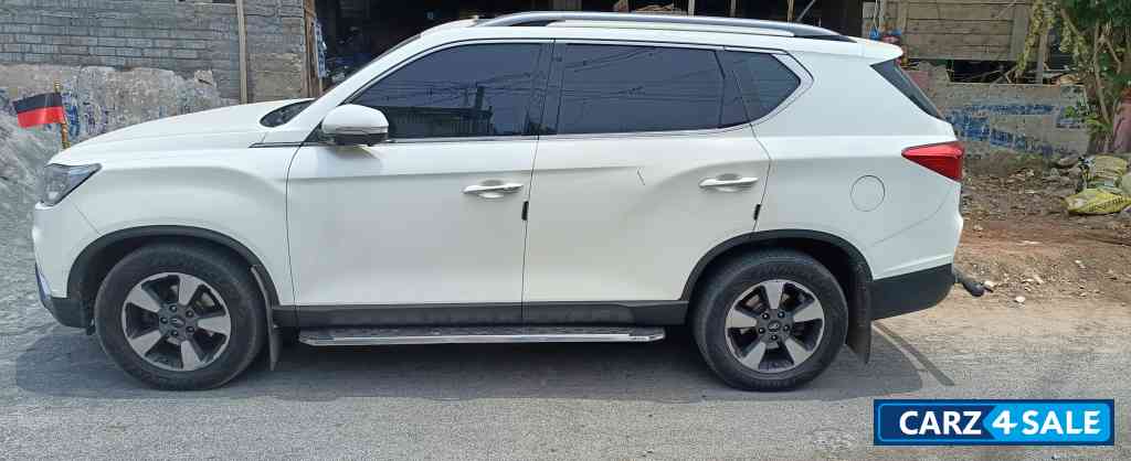 Pearl White Mahindra Alturas G4