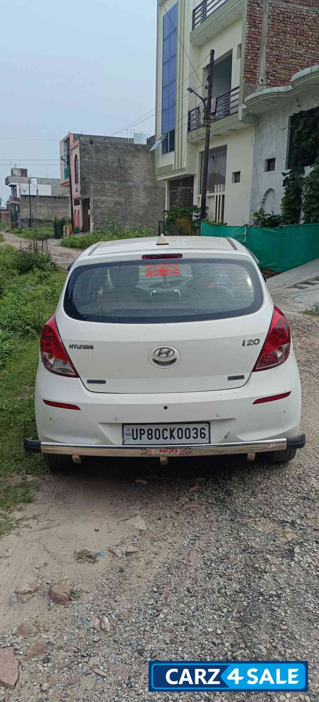 White Hyundai i20