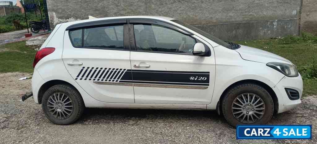 White Hyundai i20