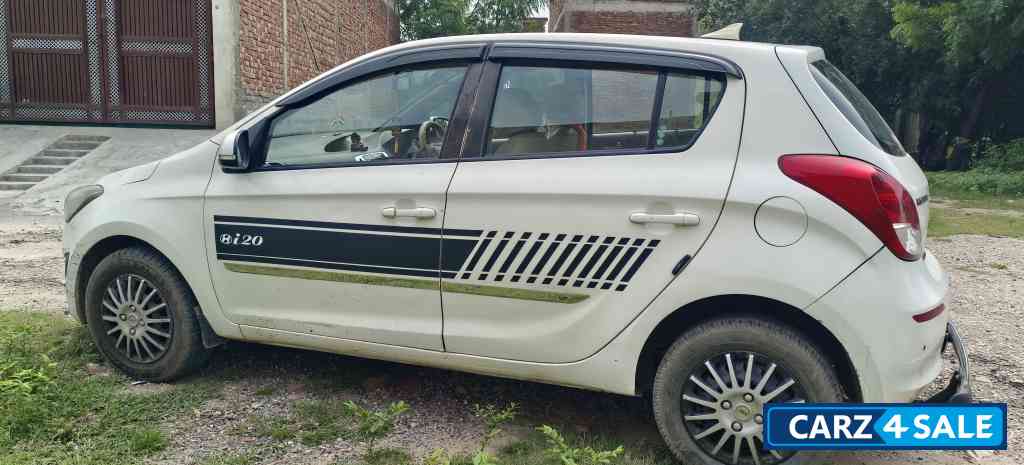 White Hyundai i20