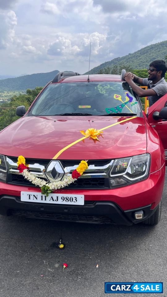 Red Renault Duster RXE