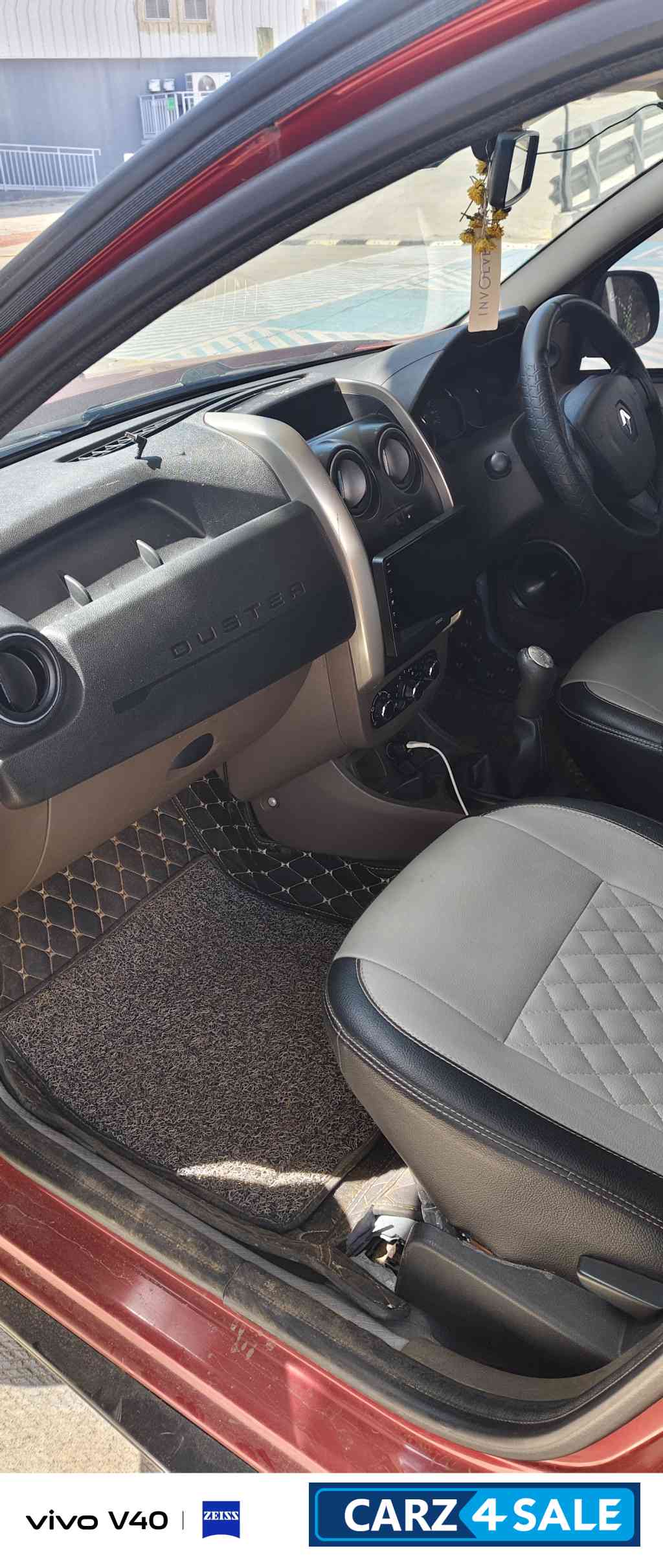 Red Renault Duster RXE