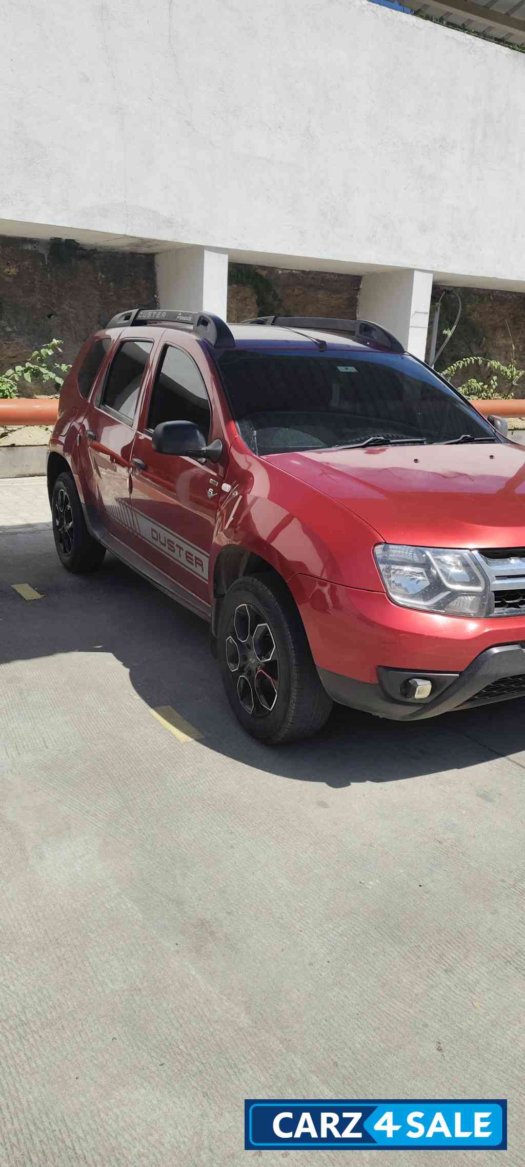 Red Renault Duster RXE