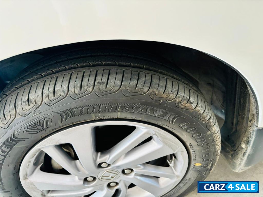 Pearl White Honda Jazz VXi