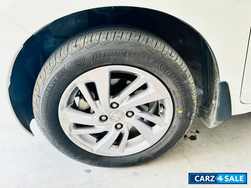 Pearl White Honda Jazz VXi