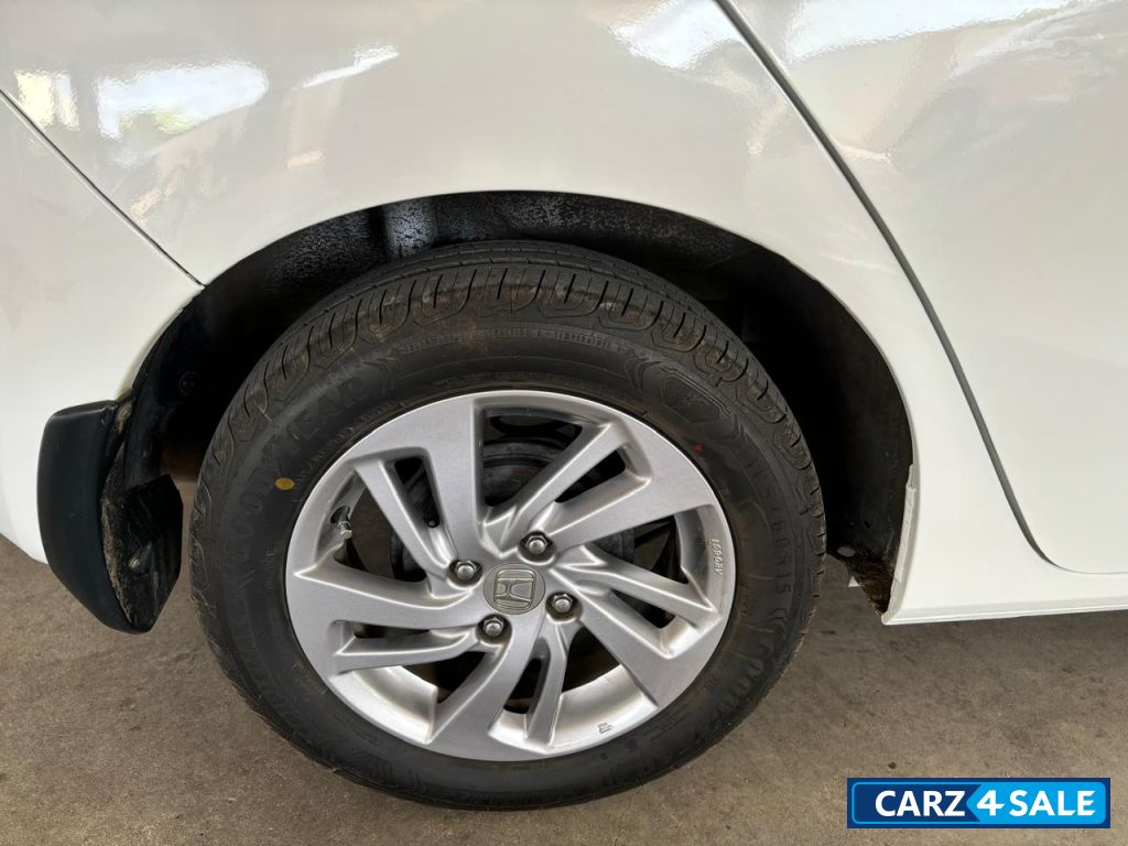 Pearl White Honda Jazz VXi