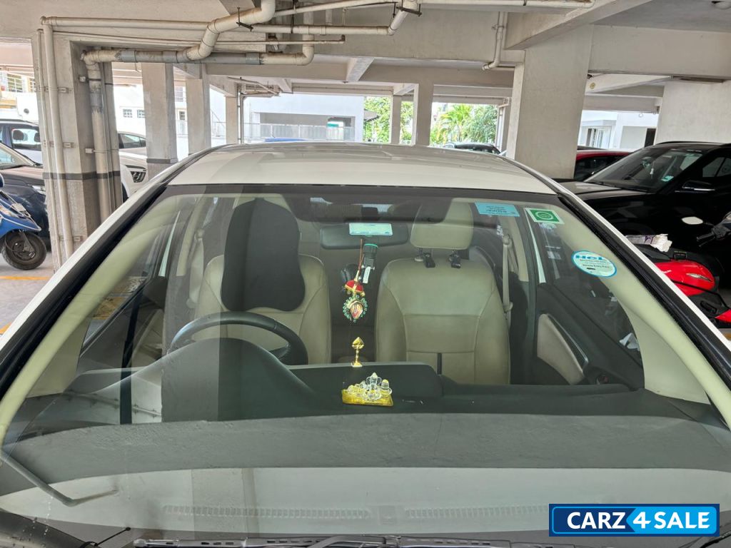 Pearl White Honda Jazz VXi