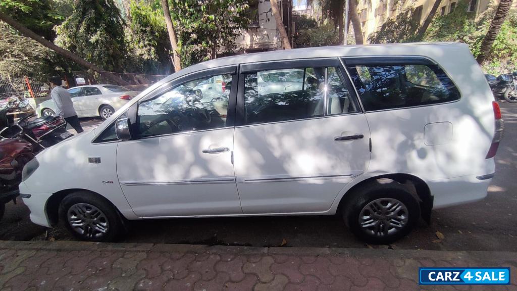 White Toyota Innova 2.5 White Toyota Innova 2.5