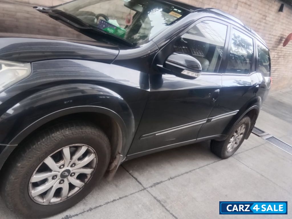 Black Mahindra XUV 500 W10