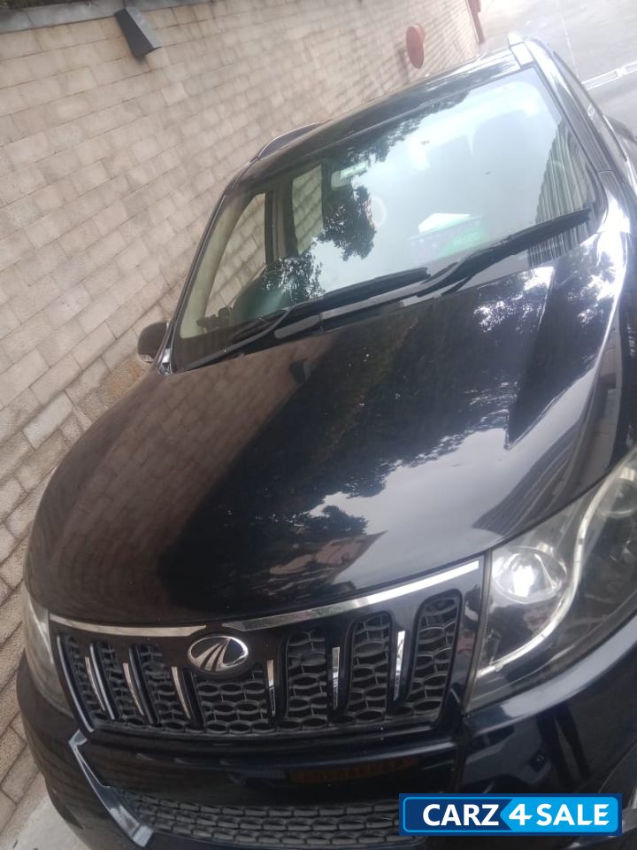 Black Mahindra XUV 500 W10