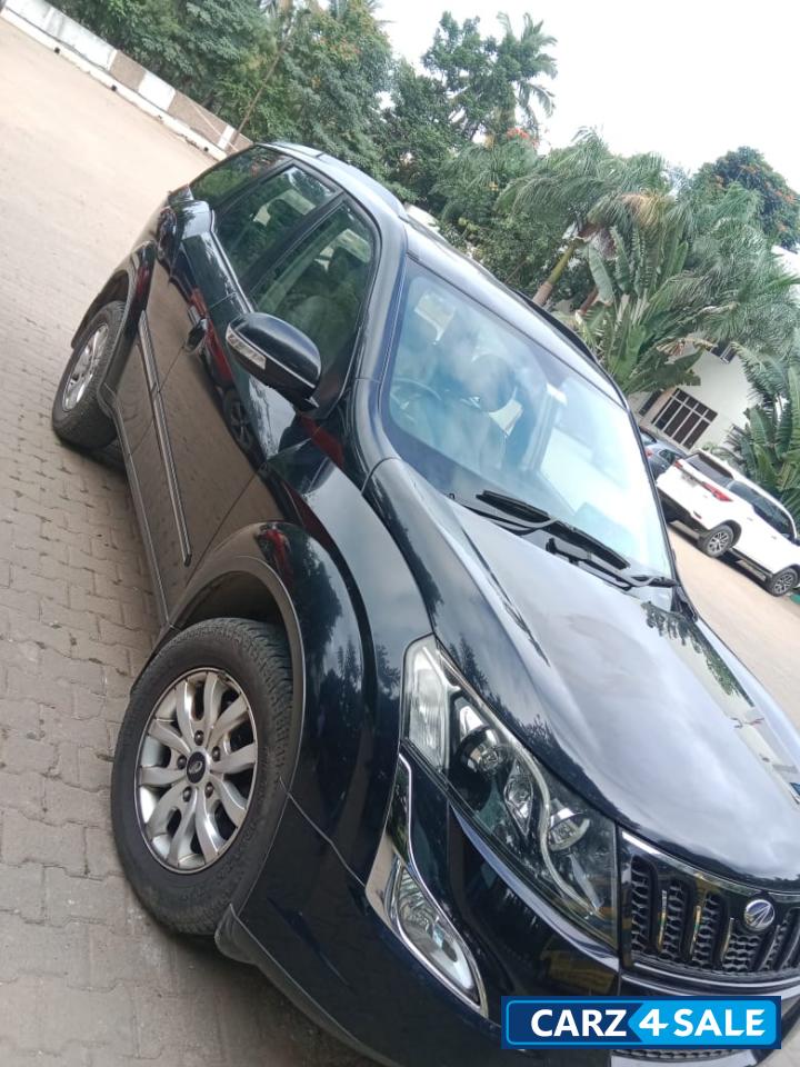Black Mahindra XUV 500 W10