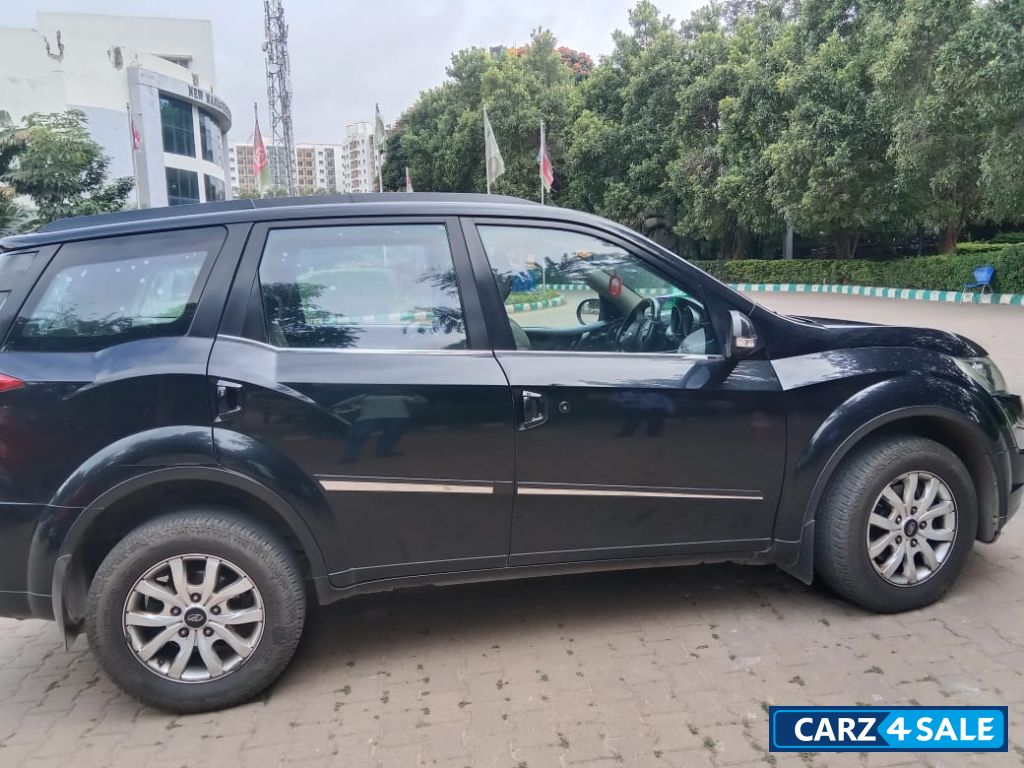 Black Mahindra XUV 500 W10