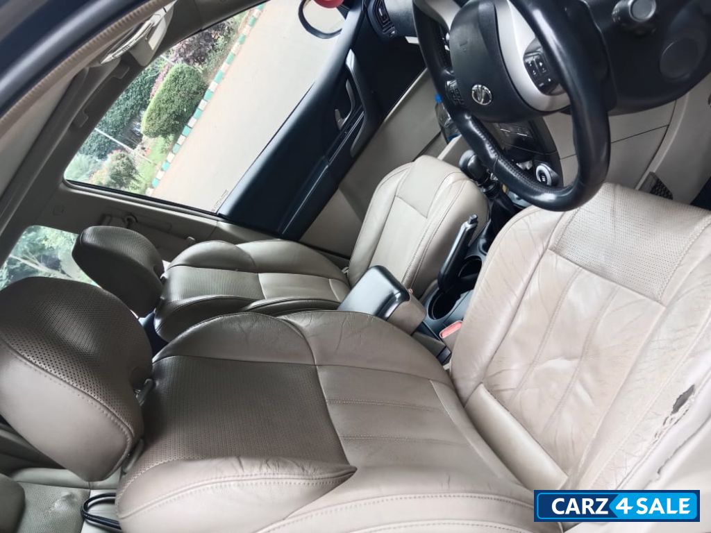 Black Mahindra XUV 500 W10