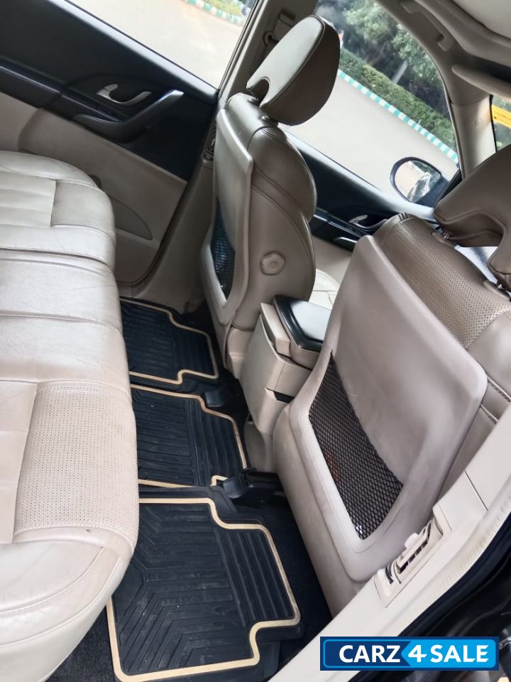 Black Mahindra XUV 500 W10