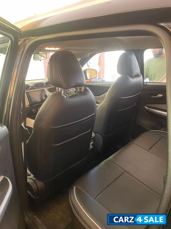 Onyx Black Nissan Magnite MTXV BSVI