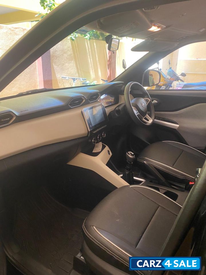 Onyx Black Nissan Magnite MTXV BSVI