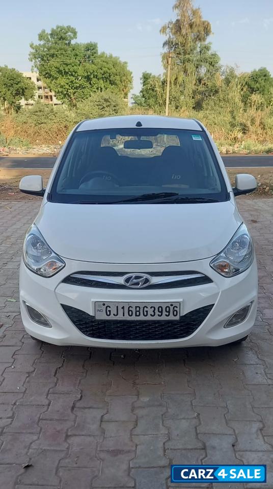White Hyundai i10 Sportz 1.1