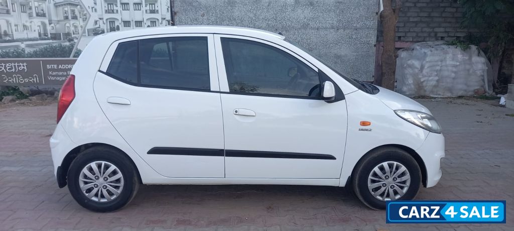White Hyundai i10 Sportz 1.1
