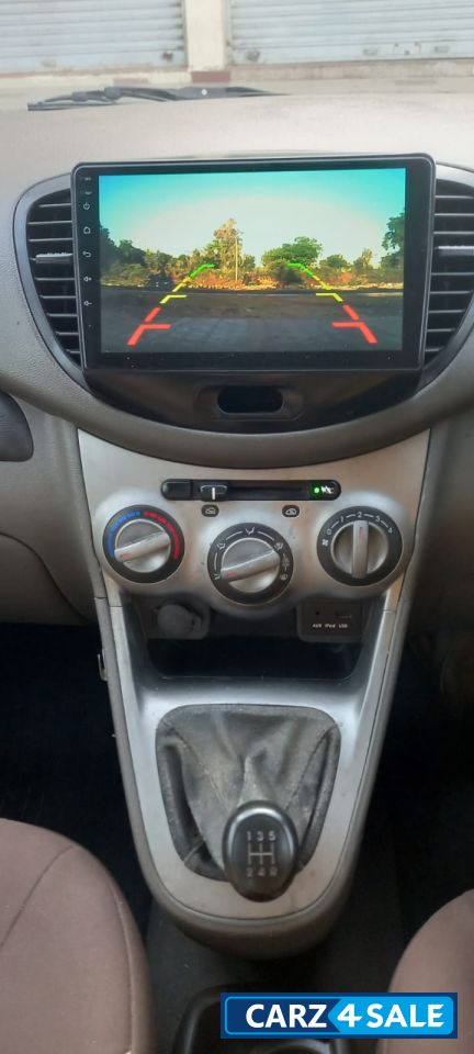 White Hyundai i10 Sportz 1.1